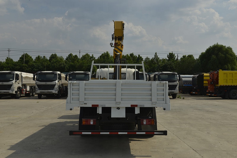 6.3tons Crane for Truck SINOTRUK 4x2 10tons Loading Capacity Cargo Truck