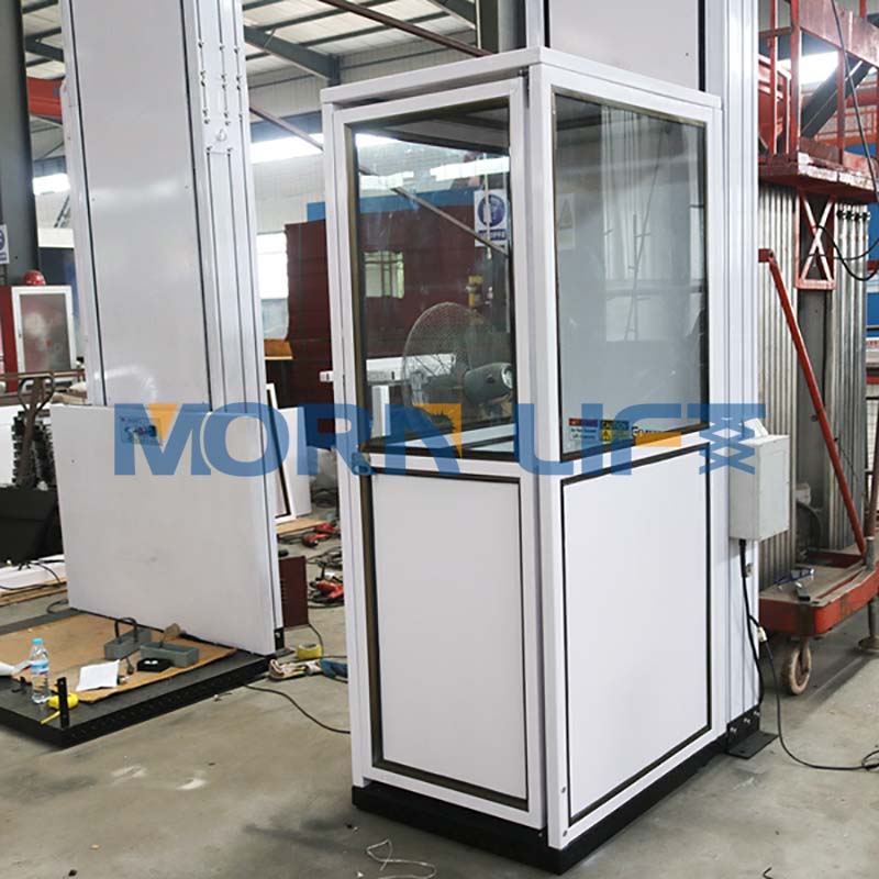 Hydraulic man lift for one person and wheelchair