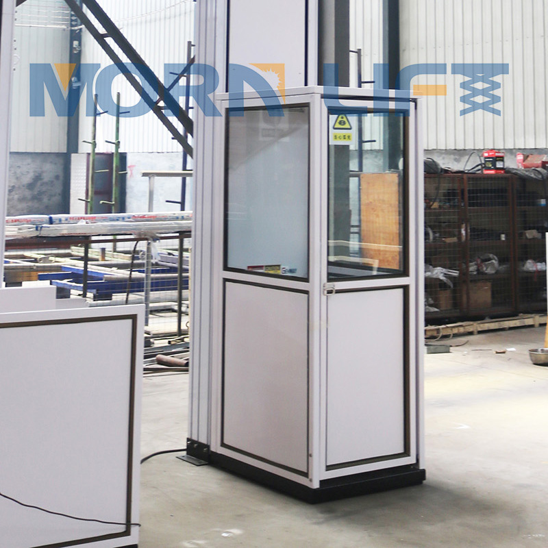 Hydraulic man lift for one person and wheelchair